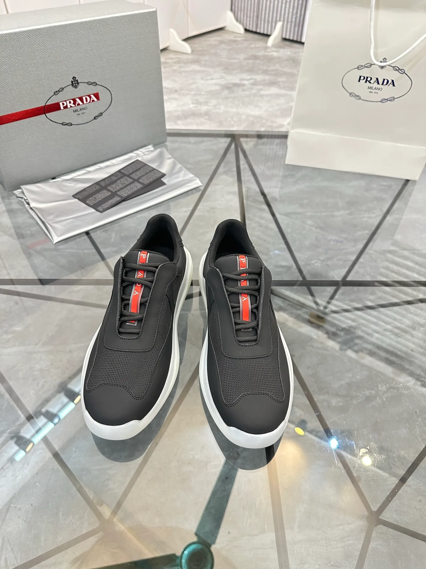 Men's shoes: 💰P660¥ High-end top quality Product trademark: Prada *"Prada*" low-top casual shoes Regular size: 38-45 (can be customized to 46) Product materials: Upper imported silk cowhide spliced ​​with original fabric, breathable lining, original outsole. No.: 001